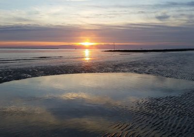 zonsondergang met spiegeling in water